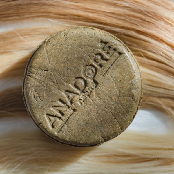 Твърд шампоан за руса коса против жълти оттенъци ANADORÉ Natural Blonde 100 g